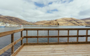 Seaside Nest - Charming Waterfront Retreat